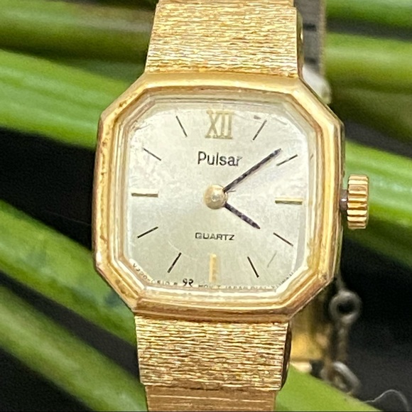 Vintage PULSAR V230-5330 Metal Bezel Stainless Steel Japan Movement Gold Watch - Picture 2 of 9